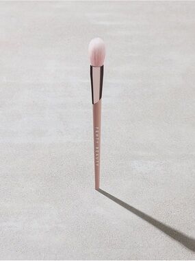 Fenty Beauty Precision Highlighter Brush 135 NEW